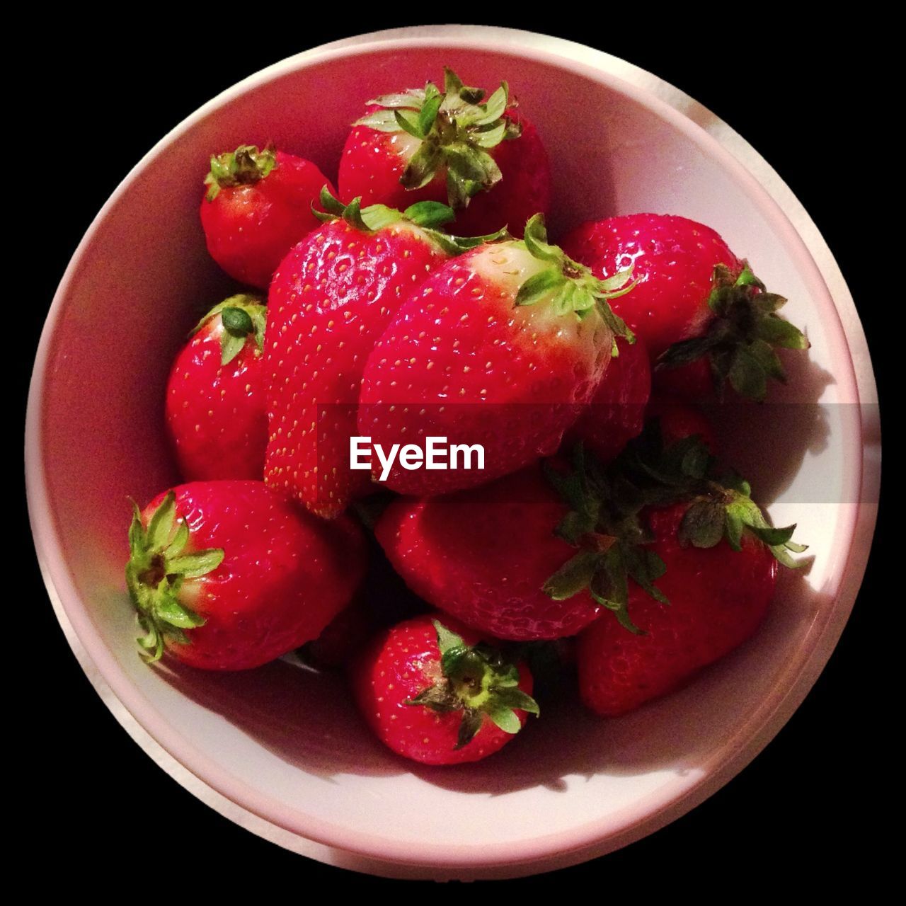 CLOSE-UP OF STRAWBERRIES ON TABLE