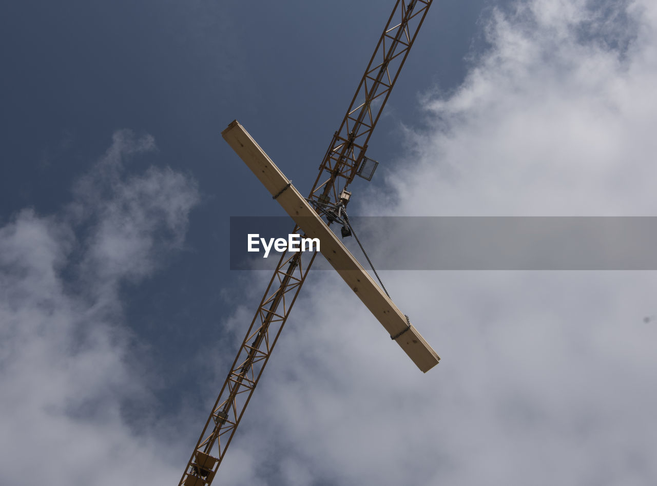 Construction crane with heavy load, at construction site