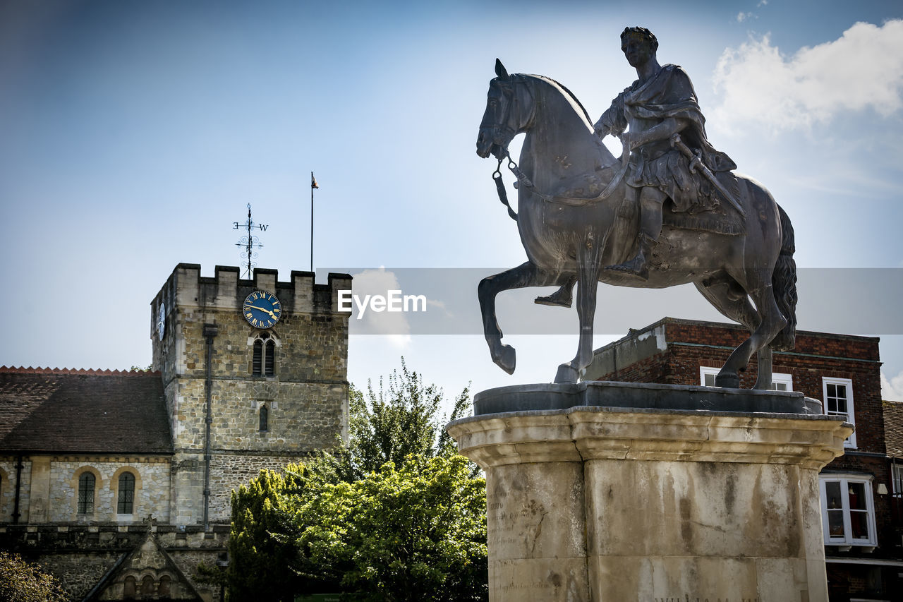 LOW ANGLE VIEW OF STATUE OUTSIDE BUILDING