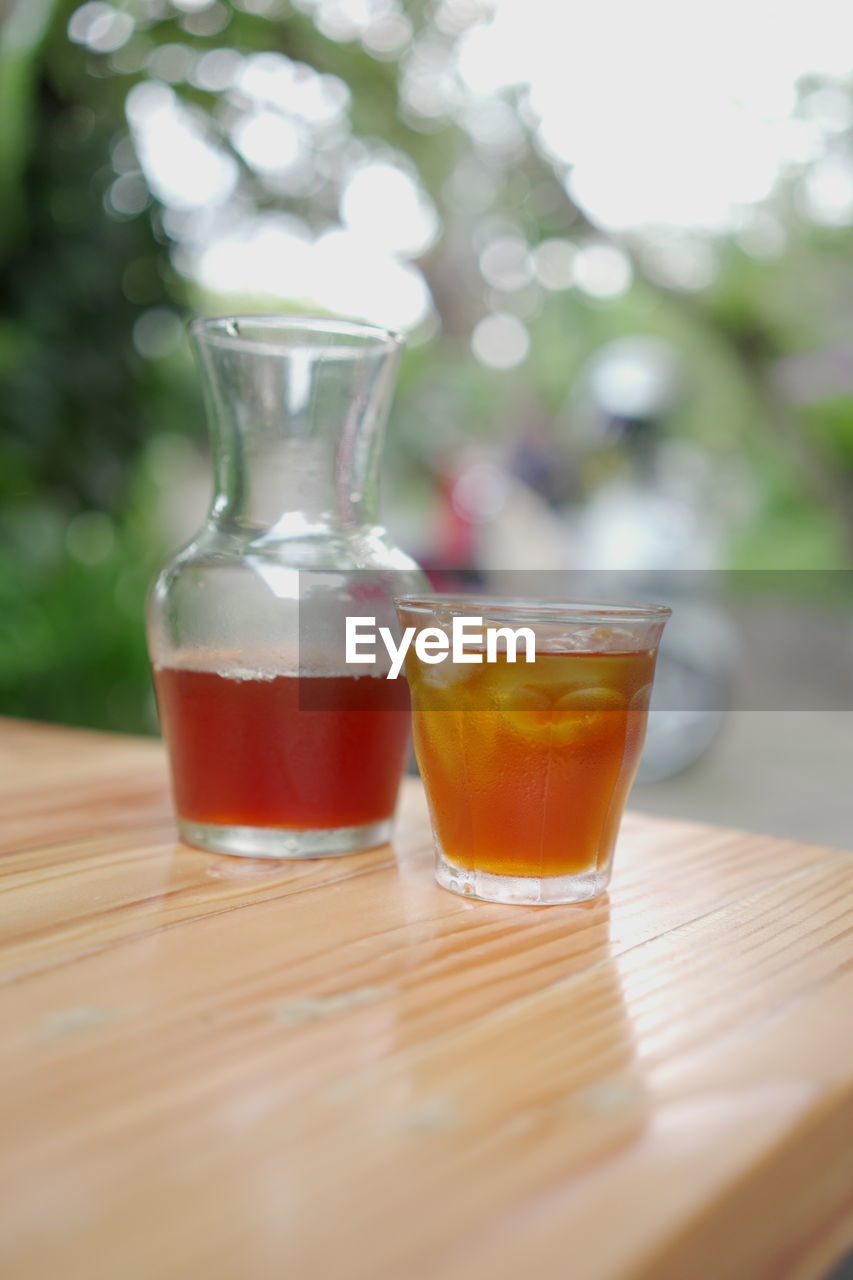 CLOSE-UP OF GLASS OF JUICE ON TABLE