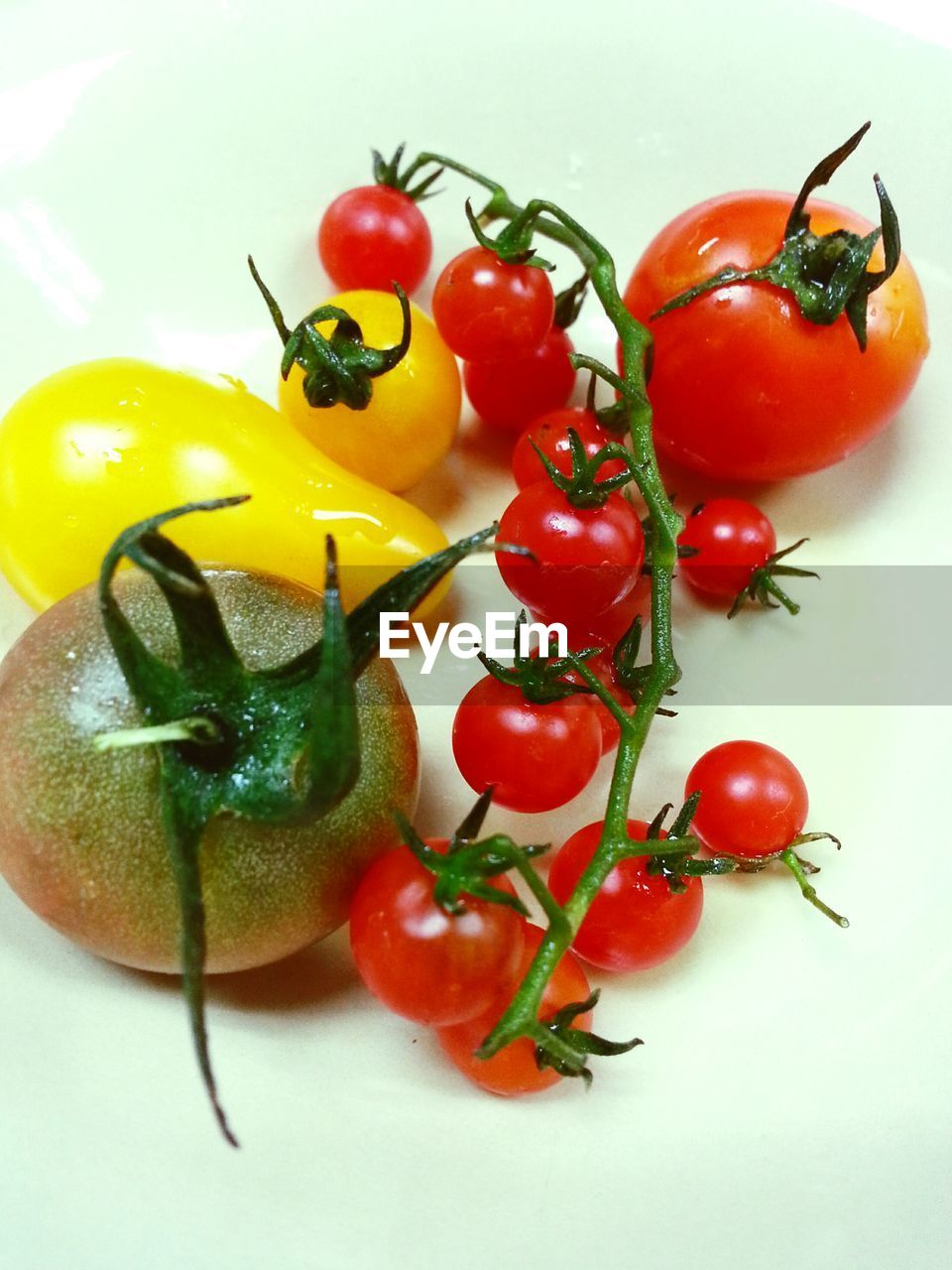 HIGH ANGLE VIEW OF CHERRY TOMATOES IN PLATE