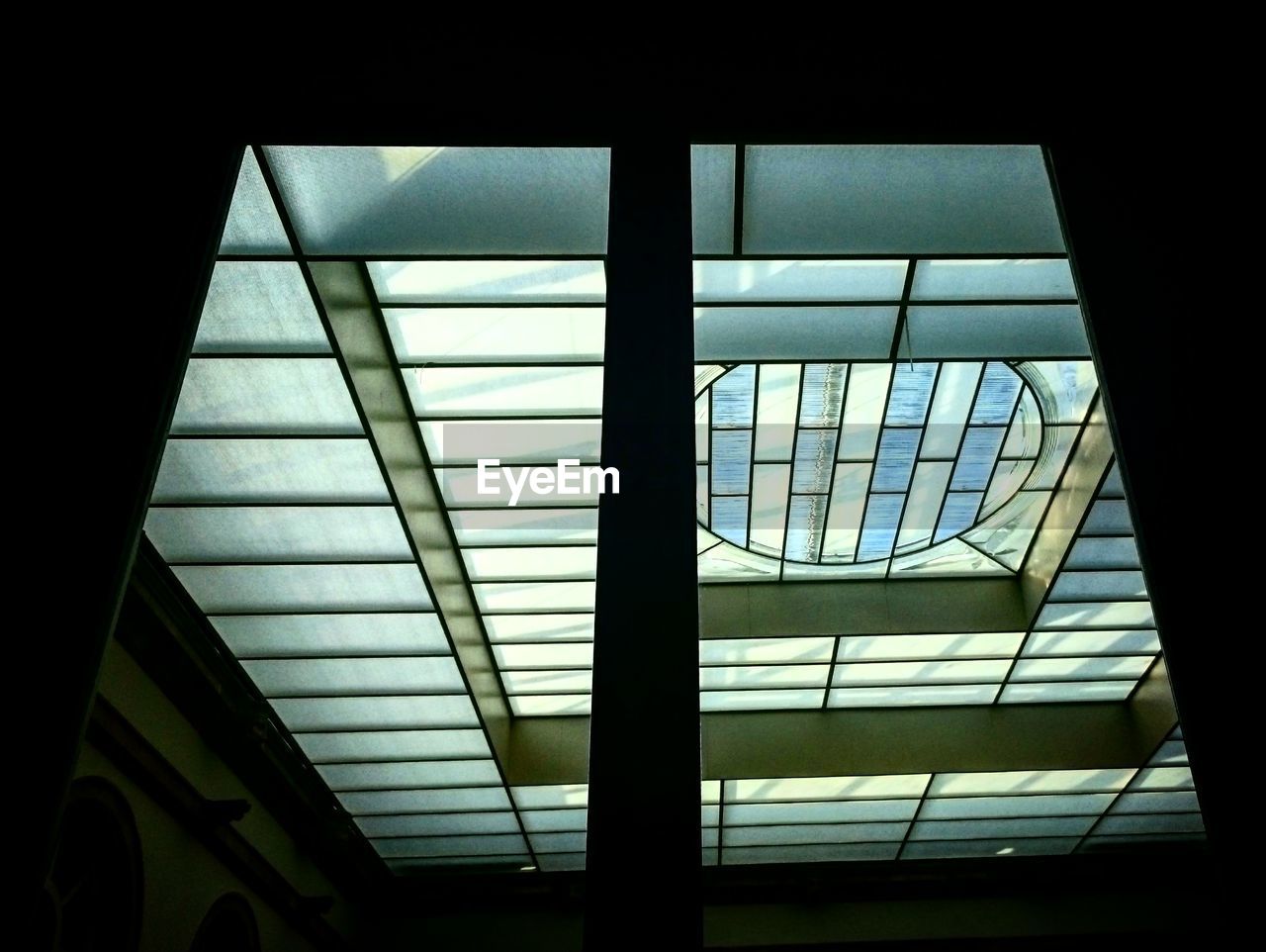 LOW ANGLE VIEW OF BUILT STRUCTURE AGAINST THE SKY