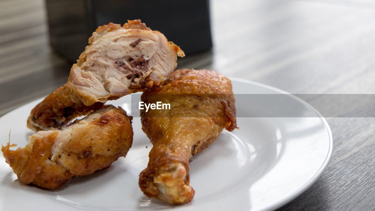 CLOSE-UP OF MEAT AND BREAD IN PLATE