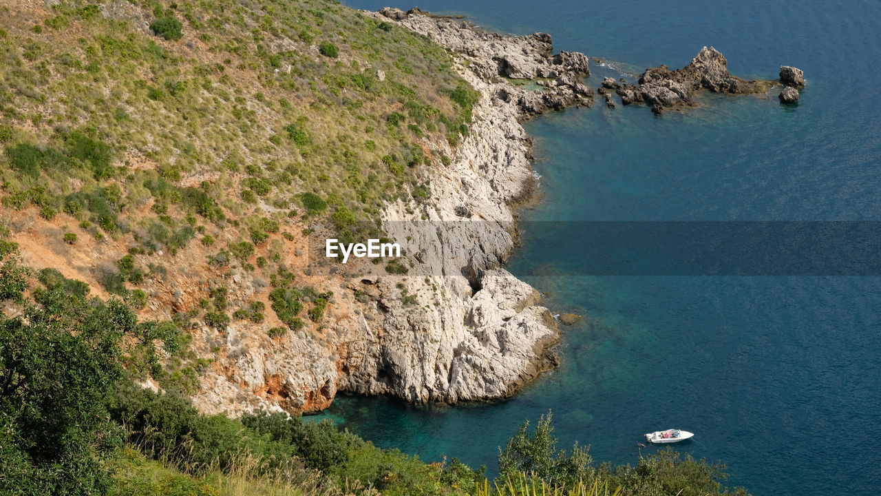 HIGH ANGLE VIEW OF ROCKS ON SEA AGAINST SKY