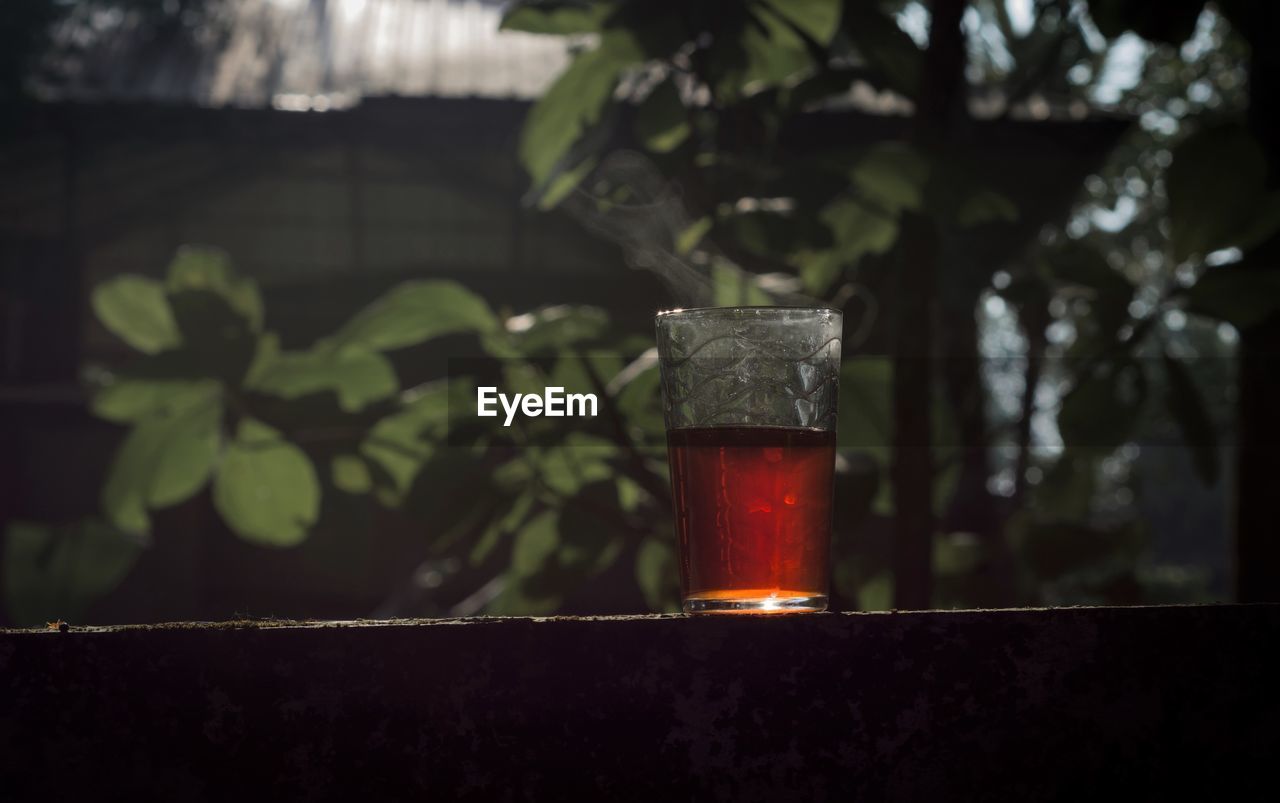 CLOSE-UP OF GLASS OF BEER