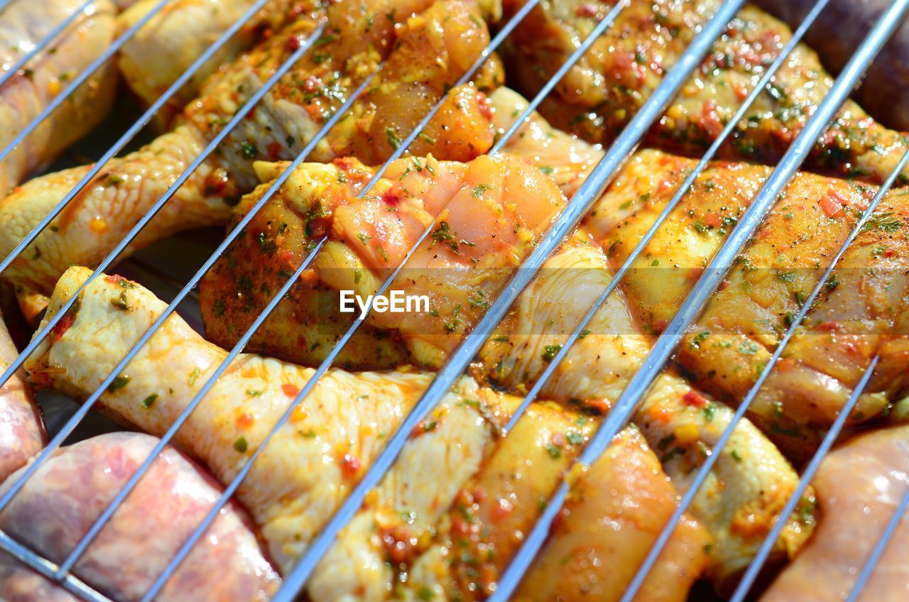 HIGH ANGLE VIEW OF MEAT COOKING ON BARBECUE GRILL