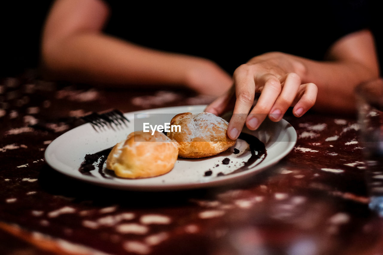 HIGH ANGLE VIEW OF BREAKFAST ON PLATE