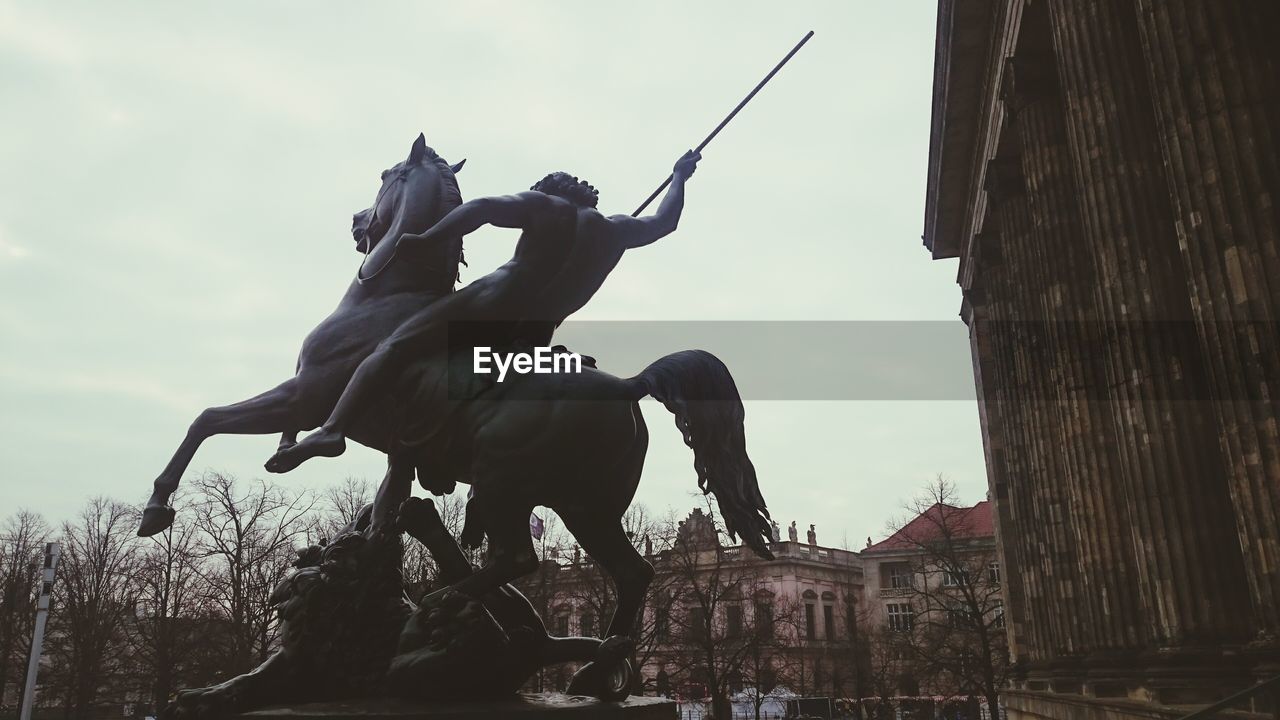 LOW ANGLE VIEW OF HORSE STATUE