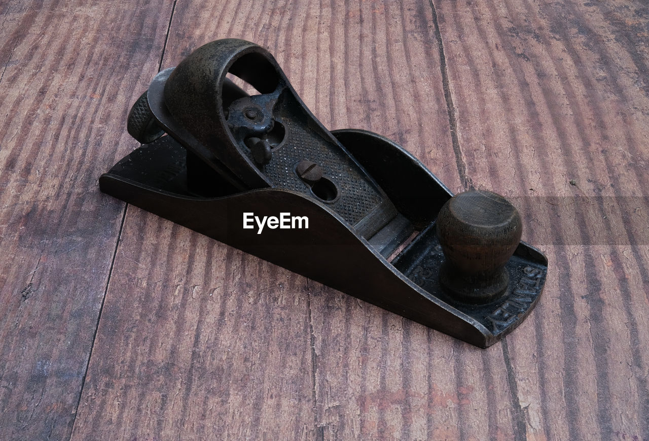 HIGH ANGLE VIEW OF BLACK COFFEE ON WOODEN TABLE