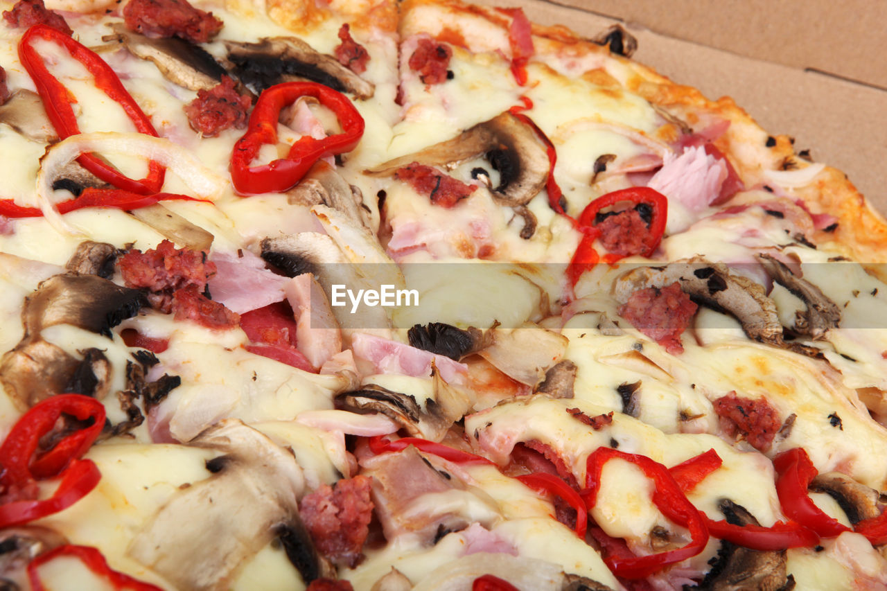 CLOSE-UP OF PIZZA WITH VEGETABLES