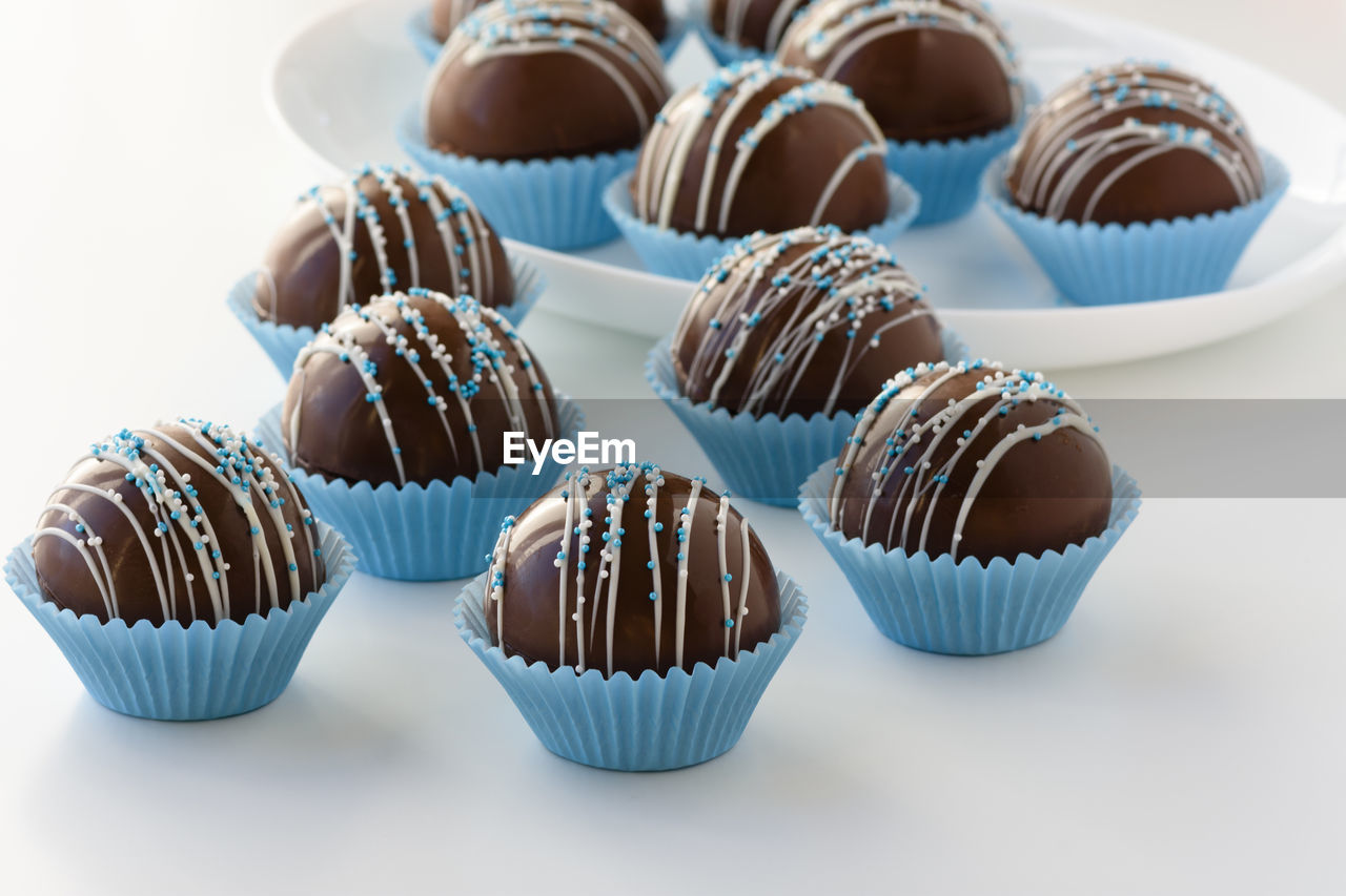 CLOSE-UP OF CUPCAKES IN PLATE