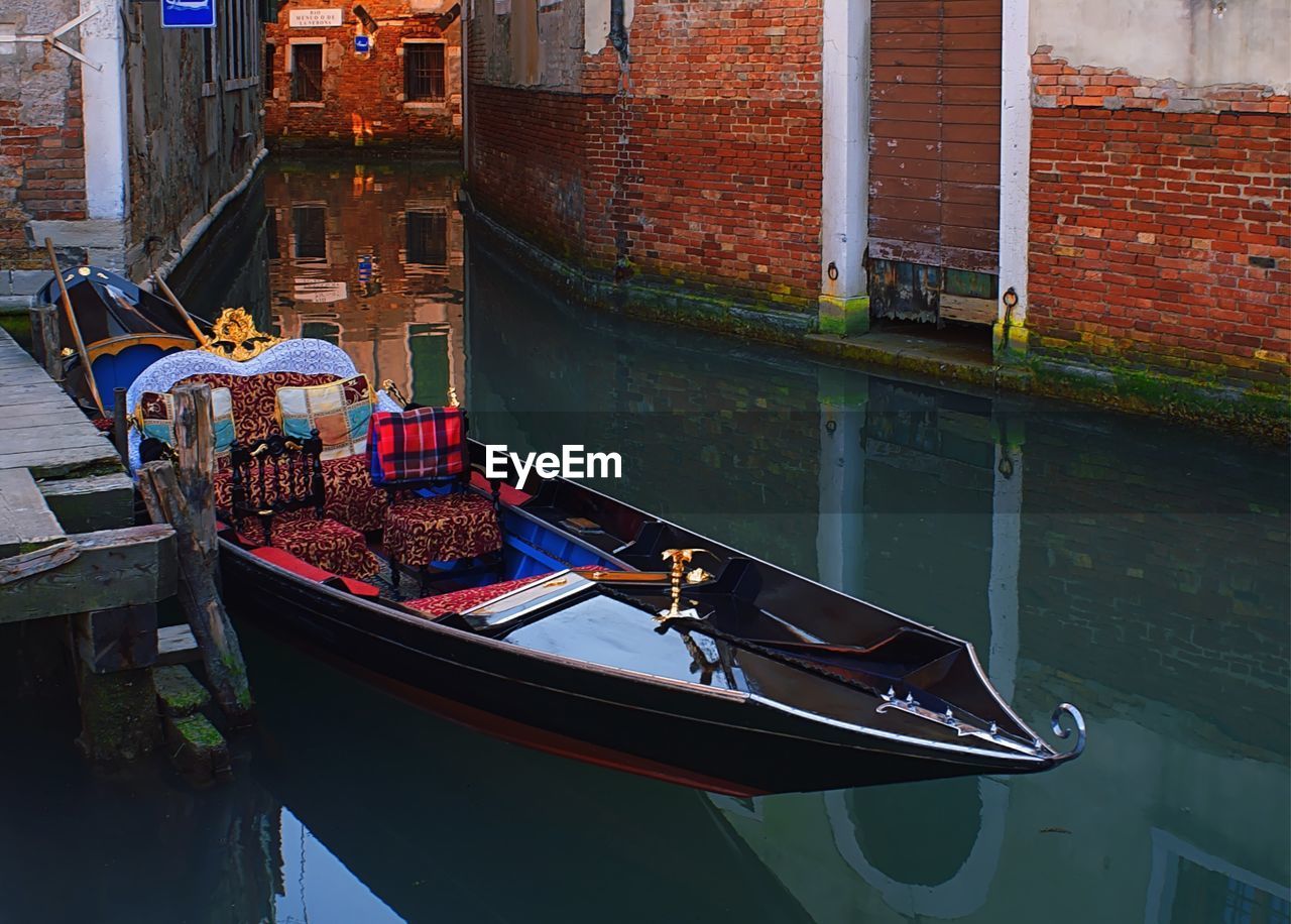 HIGH ANGLE VIEW OF BOAT MOORED AT CANAL