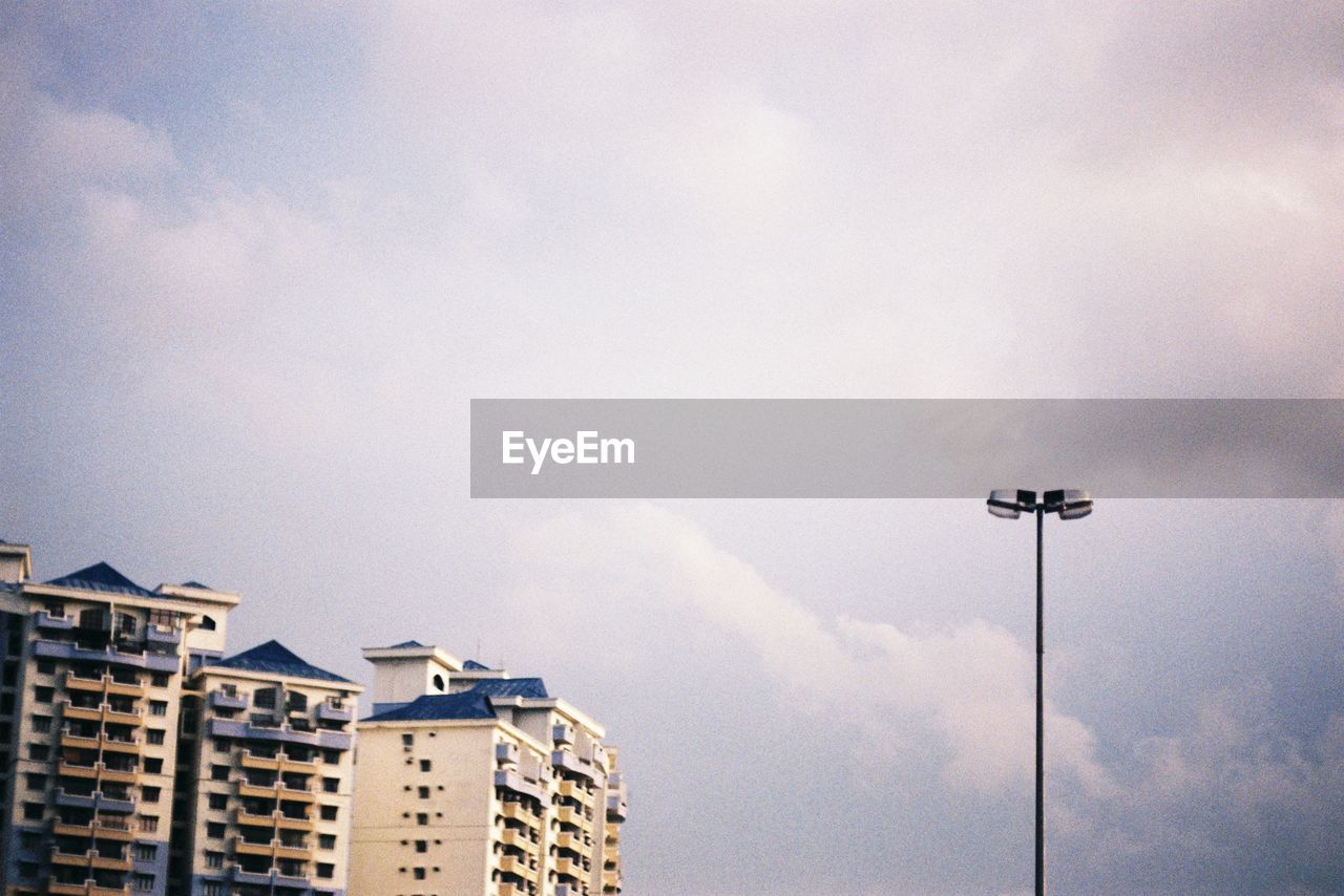 LOW ANGLE VIEW OF BUILDINGS AGAINST SKY IN CITY