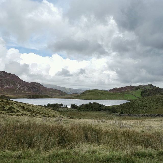 SCENIC VIEW OF LAKE AND MOUNTAINS AGAINST CLOUDY SKY