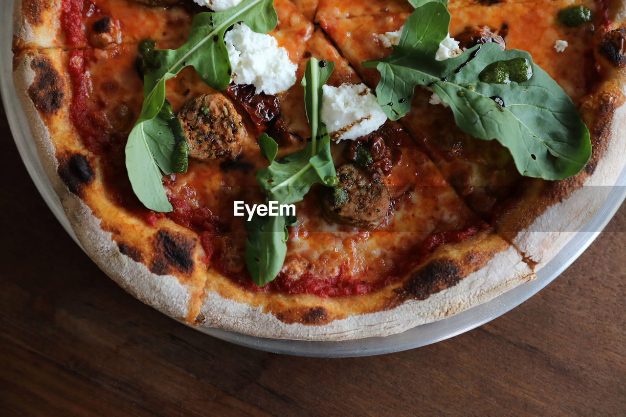 HIGH ANGLE VIEW OF PIZZA SERVED IN PLATE