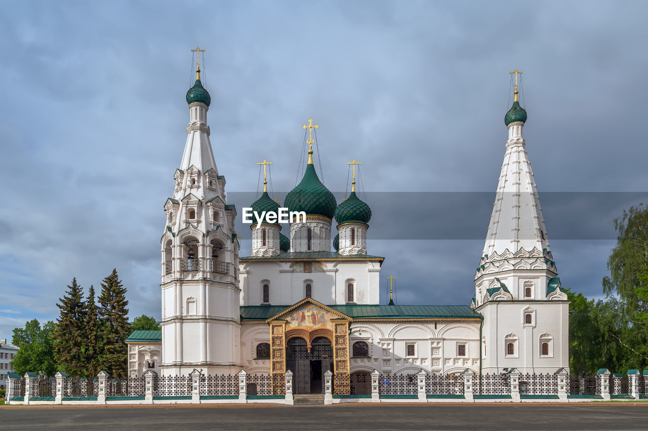 Church of elijah the prophet on main square in yaroslavl, russia