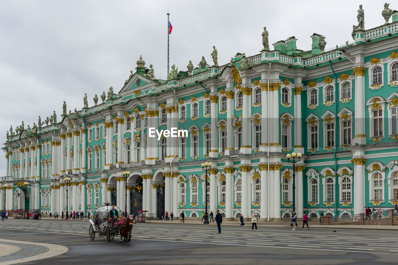 GROUP OF PEOPLE IN FRONT OF HISTORIC BUILDING