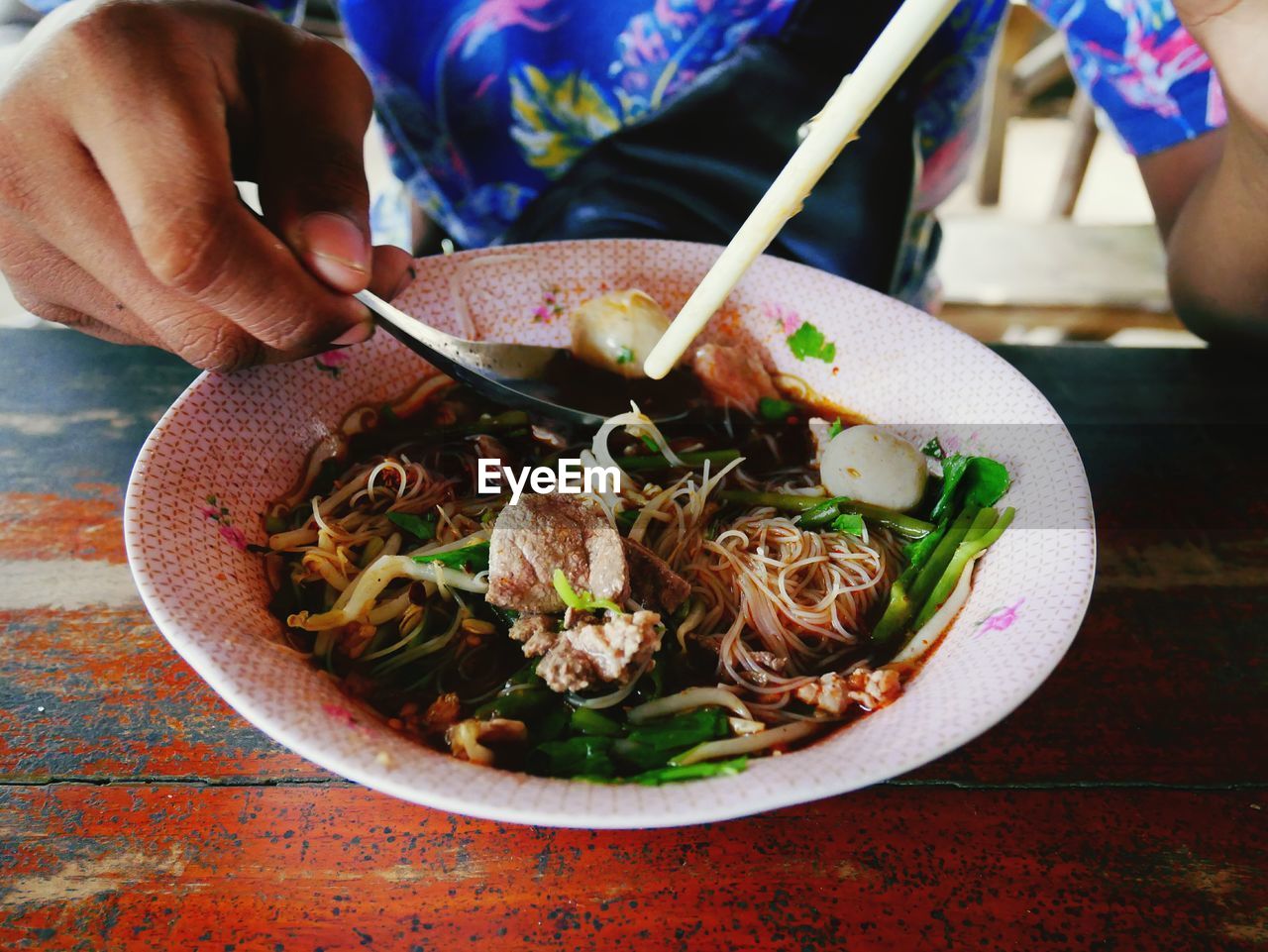 MIDSECTION OF PERSON EATING FOOD