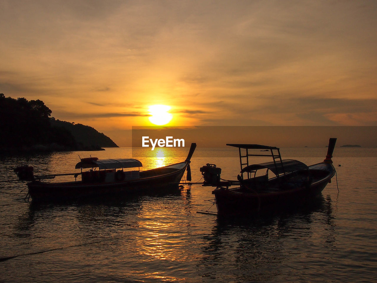 SILHOUETTE BOAT IN SEA AGAINST SUNSET SKY