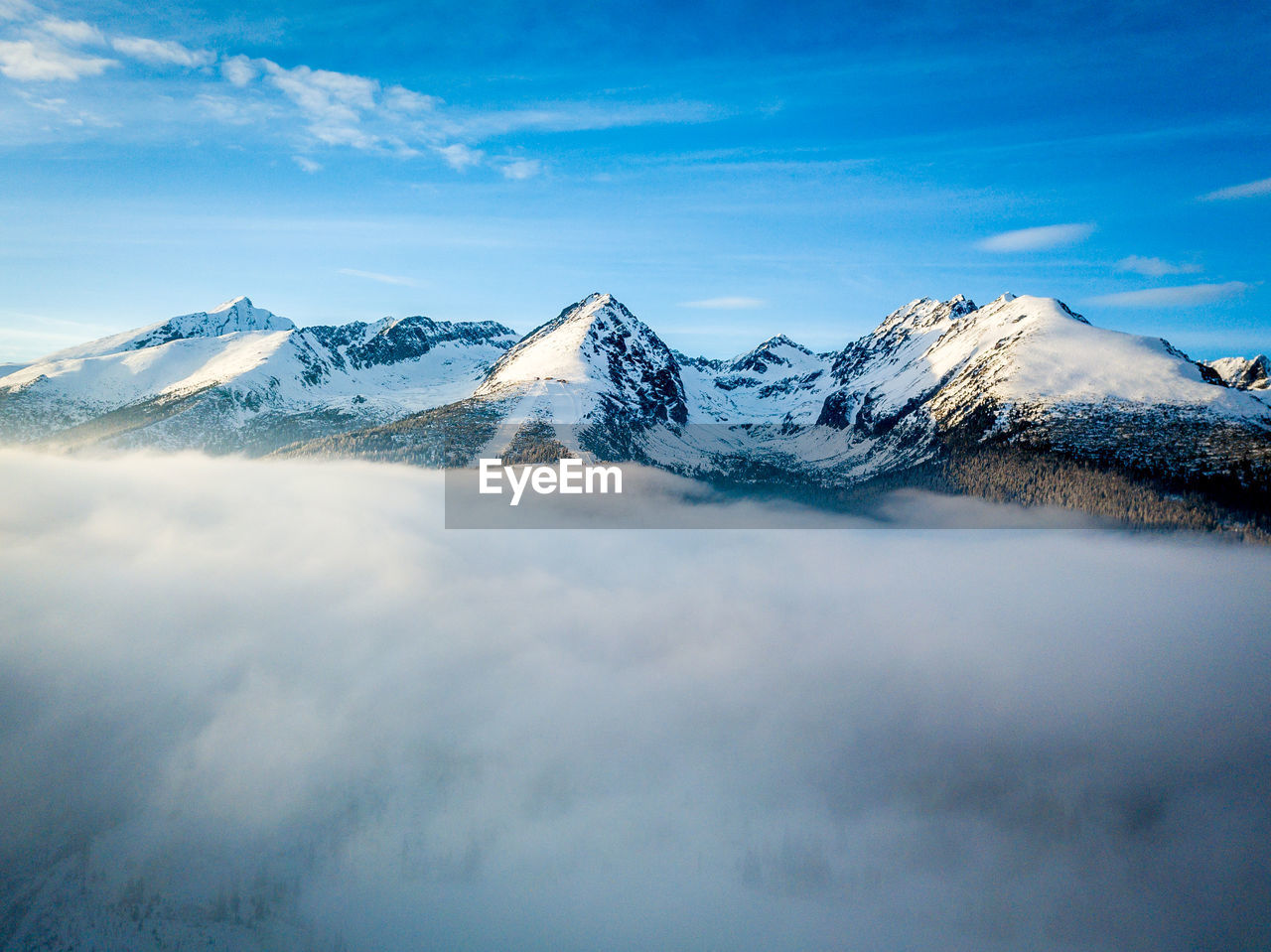 SCENIC VIEW OF SNOWCAPPED MOUNTAINS AGAINST SKY DURING WINTER