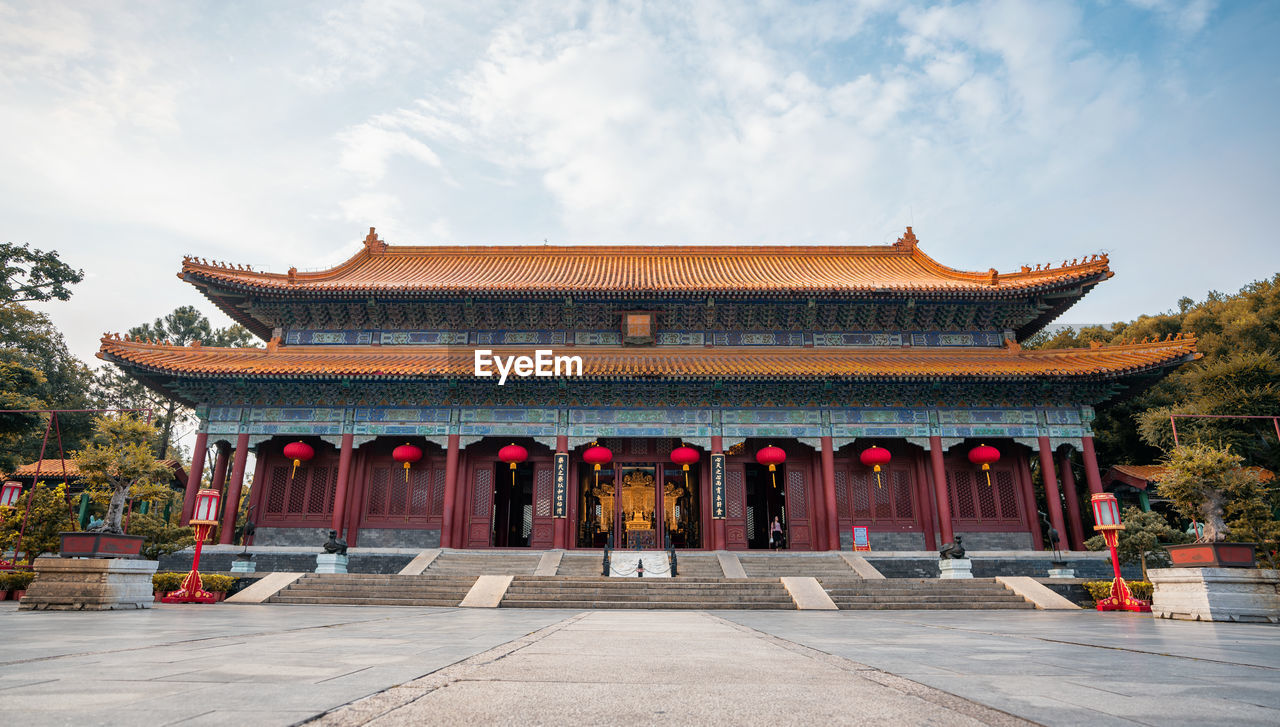 VIEW OF TEMPLE BUILDING AGAINST SKY