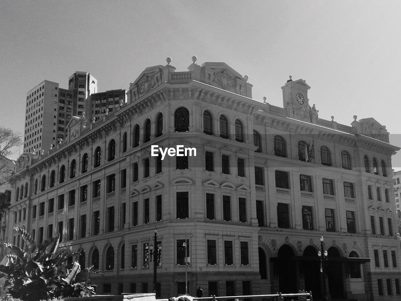 LOW ANGLE VIEW OF BUILDINGS AGAINST SKY