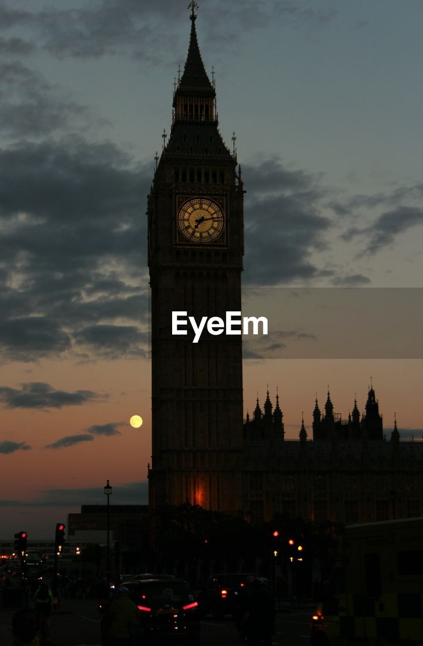 SILHOUETTE OF BIG BEN AGAINST SKY AT DUSK