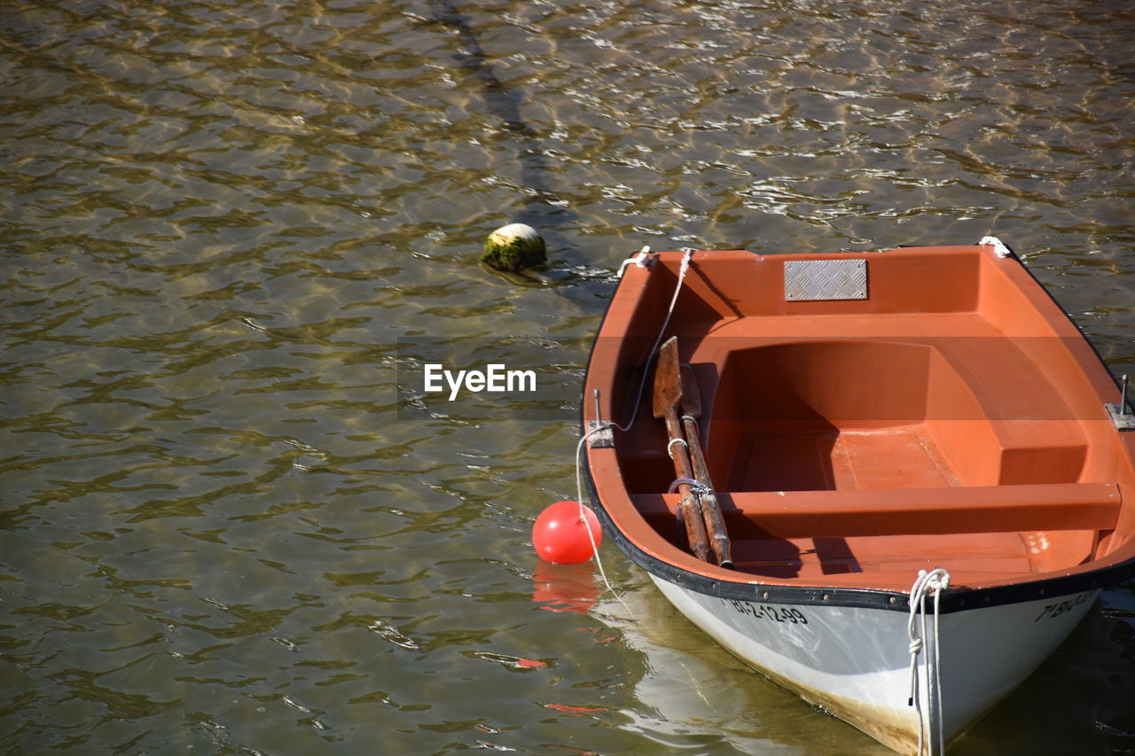 HIGH ANGLE VIEW OF BOAT IN LAKE