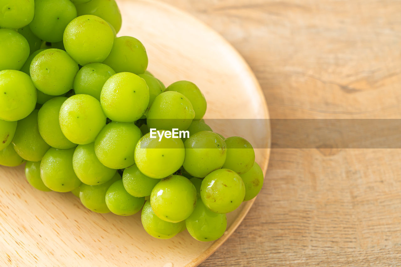 HIGH ANGLE VIEW OF GRAPES IN BOWL