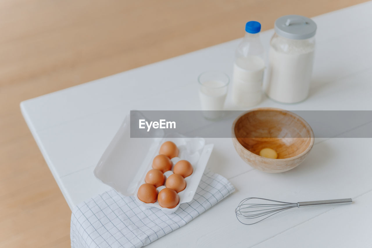 HIGH ANGLE VIEW OF BREAKFAST IN CONTAINER ON TABLE