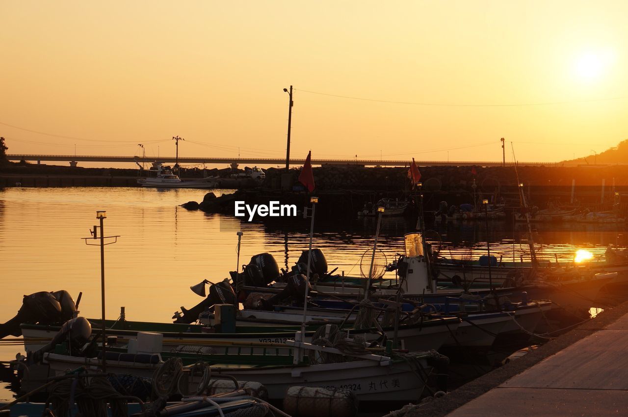 BOATS ON SEA AGAINST SKY DURING SUNSET