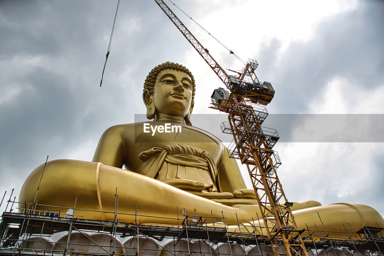 Giant golden buddha statue of dhammakaya thep mongkol buddha in wat paknam bhasicharoen temple