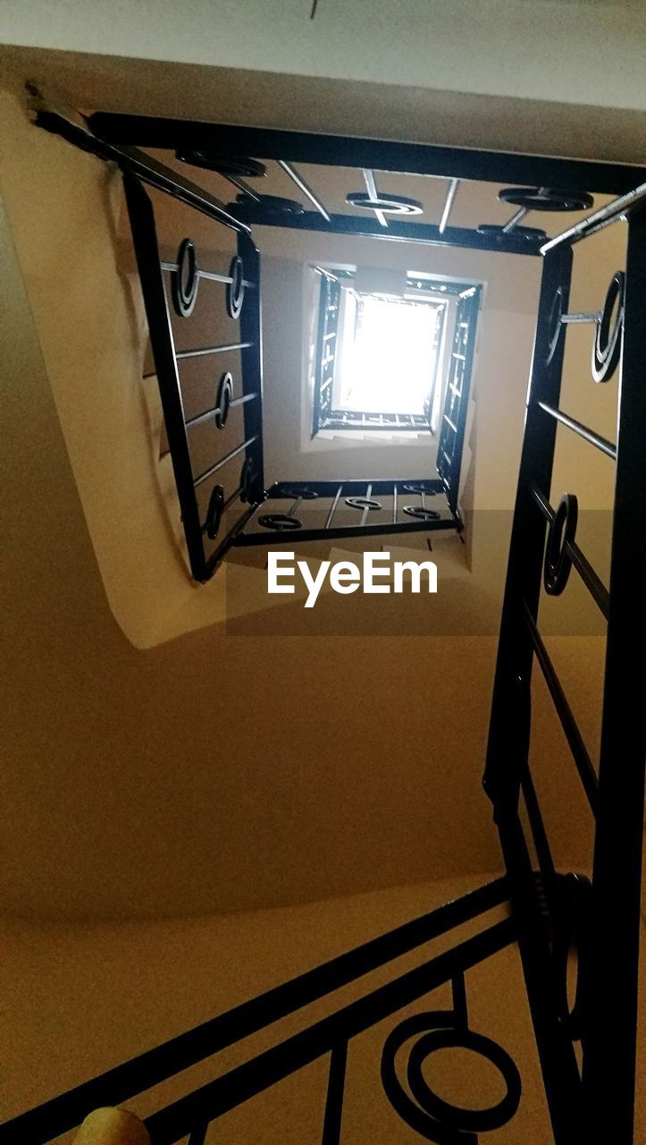 HIGH ANGLE VIEW OF EMPTY STAIRCASE IN BUILDING