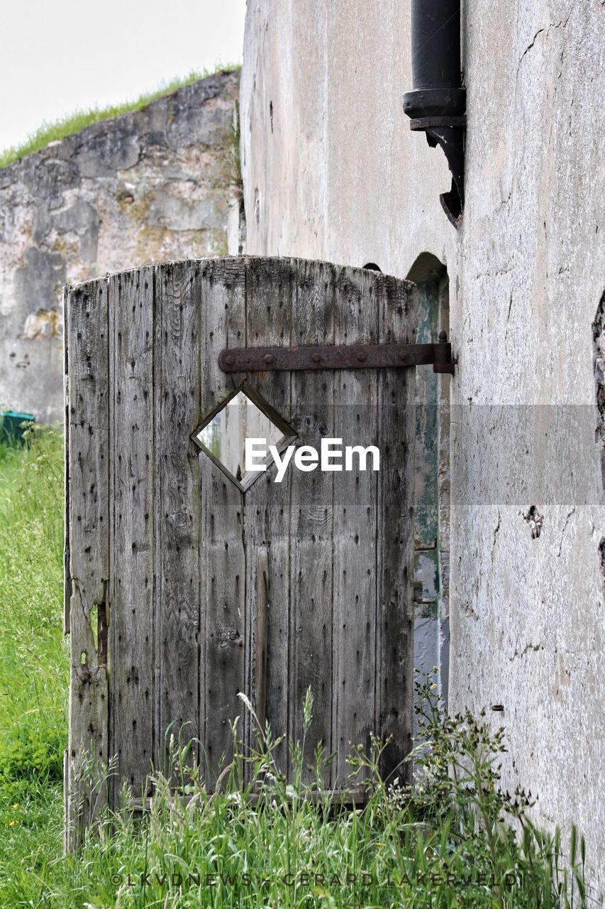 CLOSE-UP OF OLD WOODEN POST AT PARK