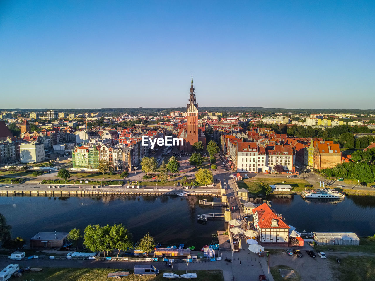 AERIAL VIEW OF BUILDINGS IN CITY