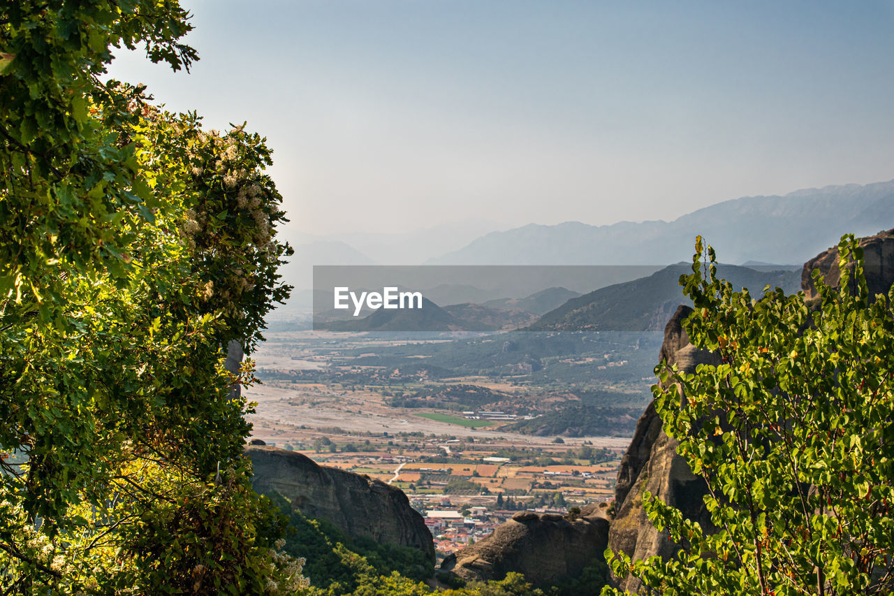 SCENIC VIEW OF MOUNTAIN RANGE AGAINST SKY