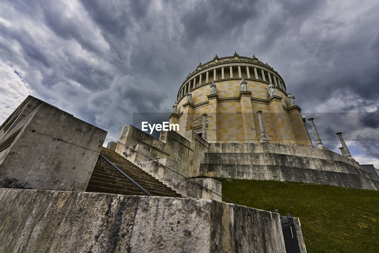 LOW ANGLE VIEW OF HISTORIC BUILDING AGAINST SKY