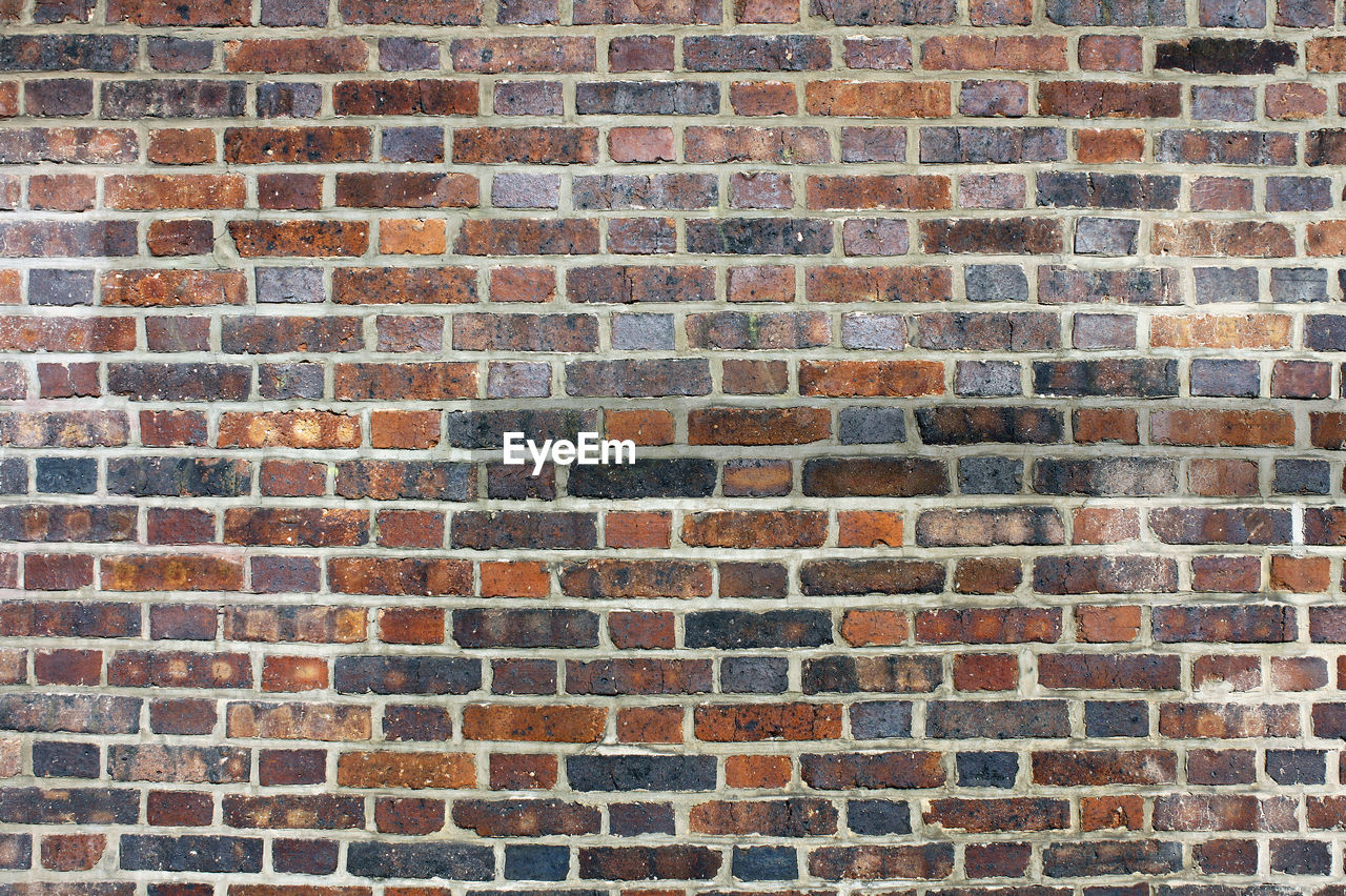 FULL FRAME SHOT OF BRICK WALL WITH RED WALLS