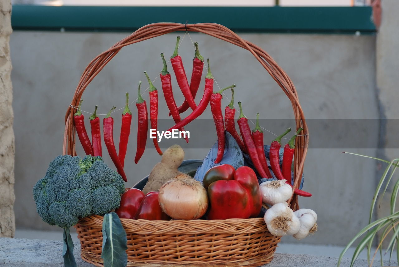 Basket Container Food Vegetable Food And Drink No People Representation Wicker Freshness Healthy Eating Day Art And Craft Still Life Red Wellbeing Animal Representation Close-up Creativity Focus On Foreground Outdoors Feria Del Pimiento