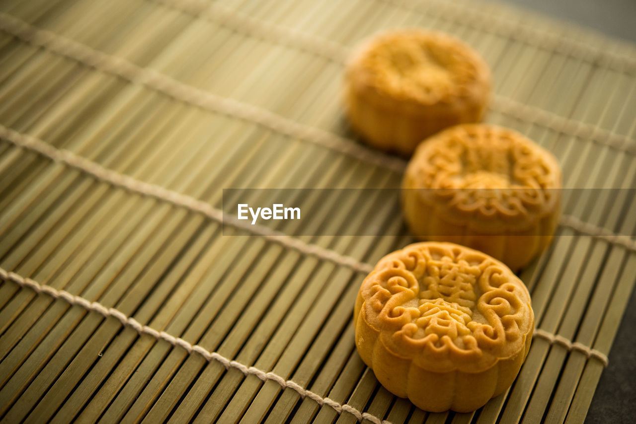 HIGH ANGLE VIEW OF CUPCAKES ON TRAY