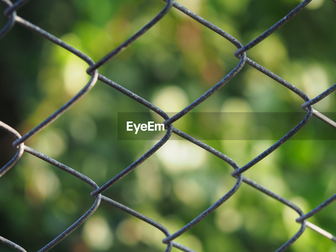FULL FRAME SHOT OF CHAINLINK FENCE IN WIRE