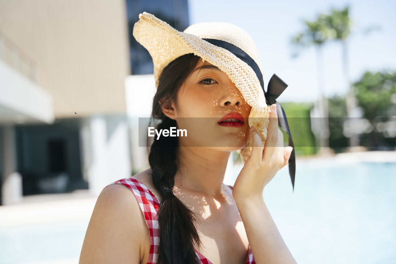 PORTRAIT OF YOUNG WOMAN HOLDING ICE CREAM