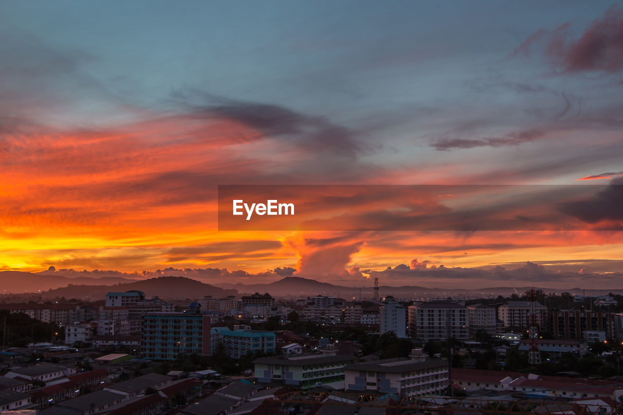 HIGH ANGLE VIEW OF TOWNSCAPE AGAINST DRAMATIC SKY