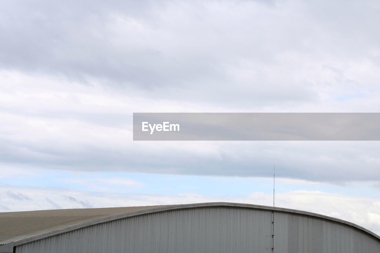 LOW ANGLE VIEW OF HOUSE AGAINST SKY