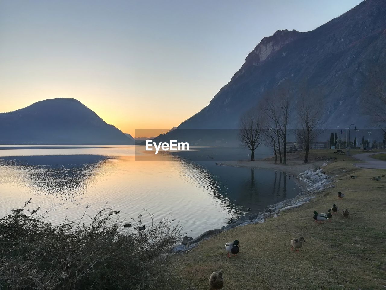 PANORAMIC VIEW OF LAKE AGAINST SKY DURING SUNSET