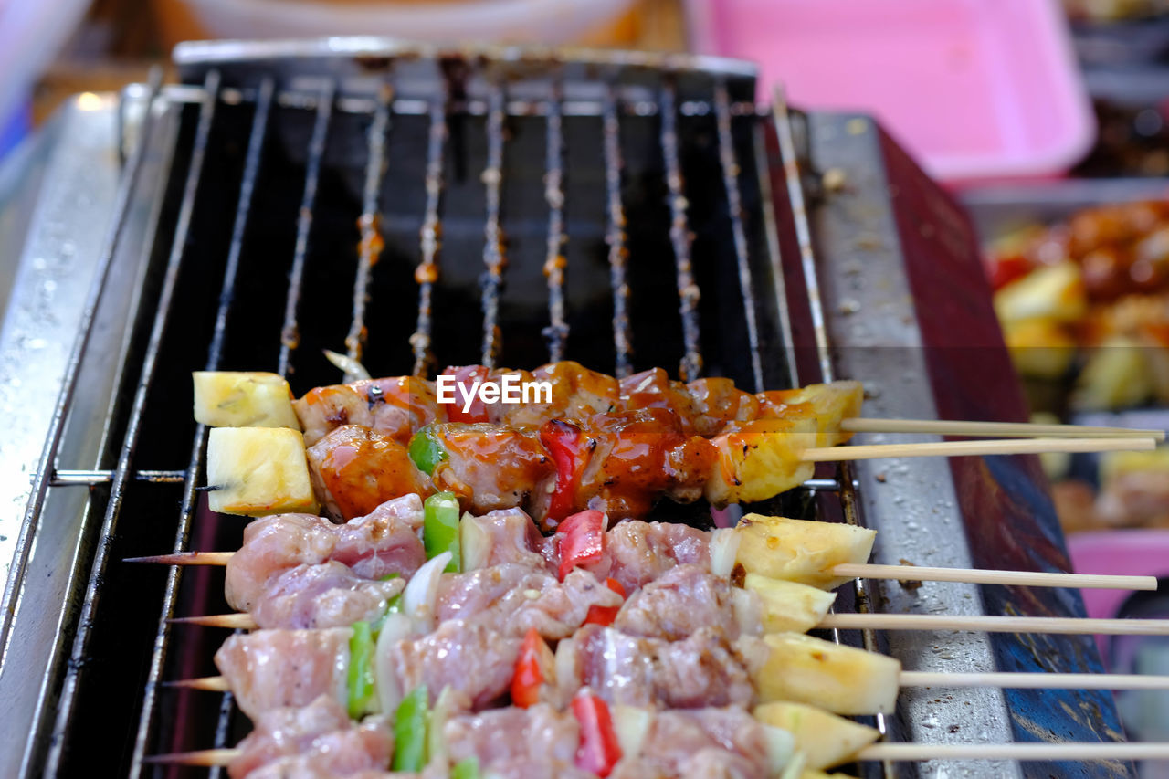 HIGH ANGLE VIEW OF FOOD ON BARBECUE GRILL