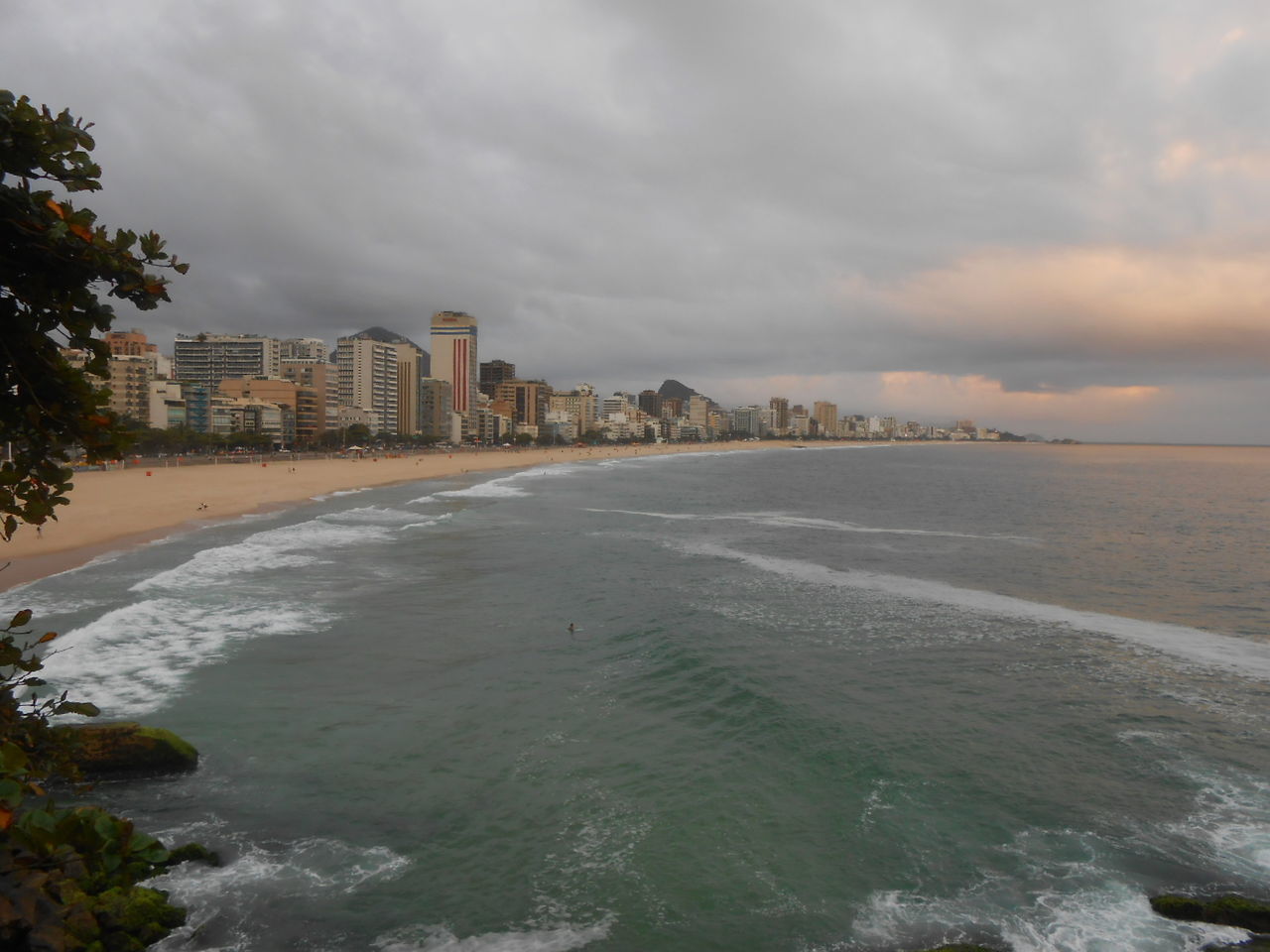 SCENIC VIEW OF SEA AGAINST SKY IN CITY
