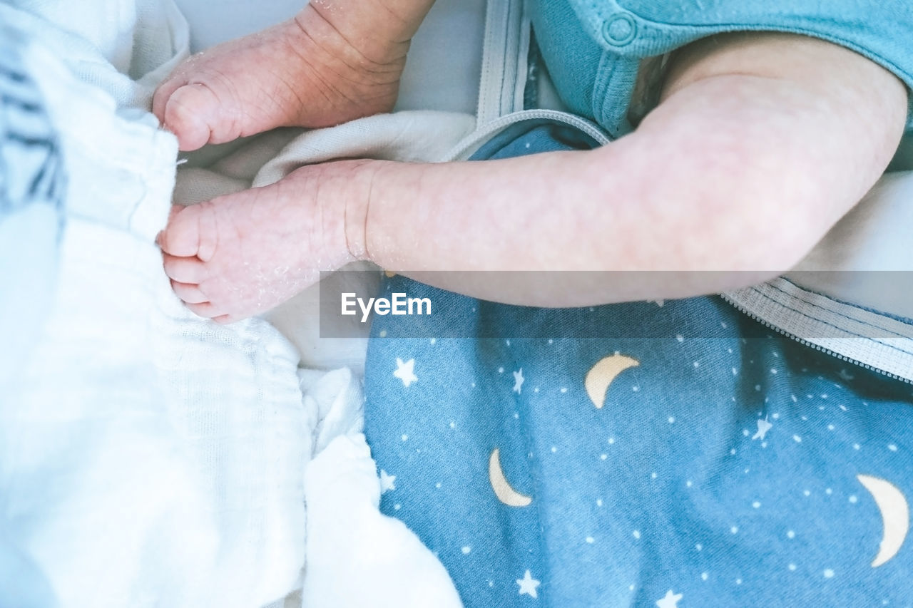 CLOSE-UP OF COUPLE HANDS ON HUMAN HAND