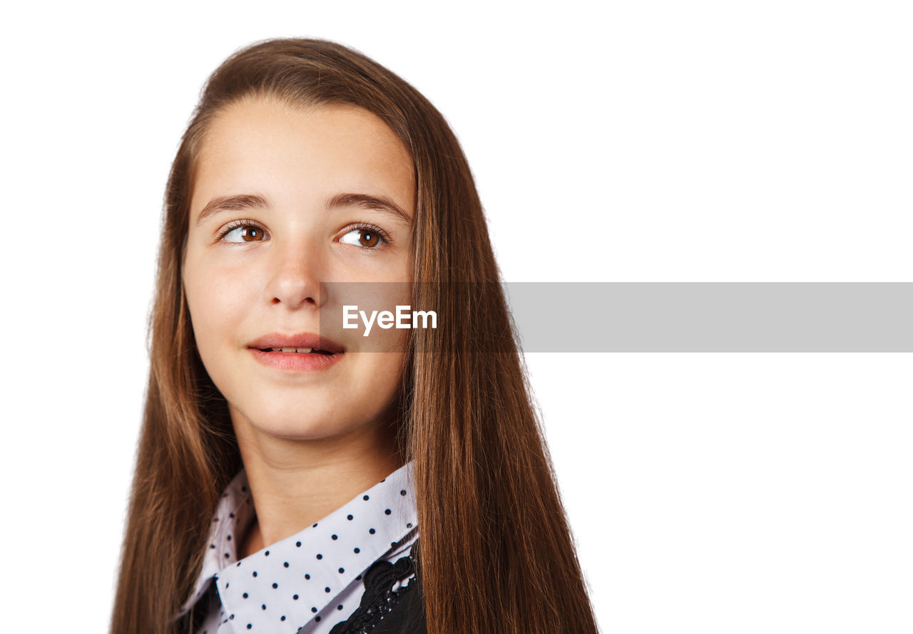 CLOSE-UP PORTRAIT OF A SERIOUS YOUNG WOMAN