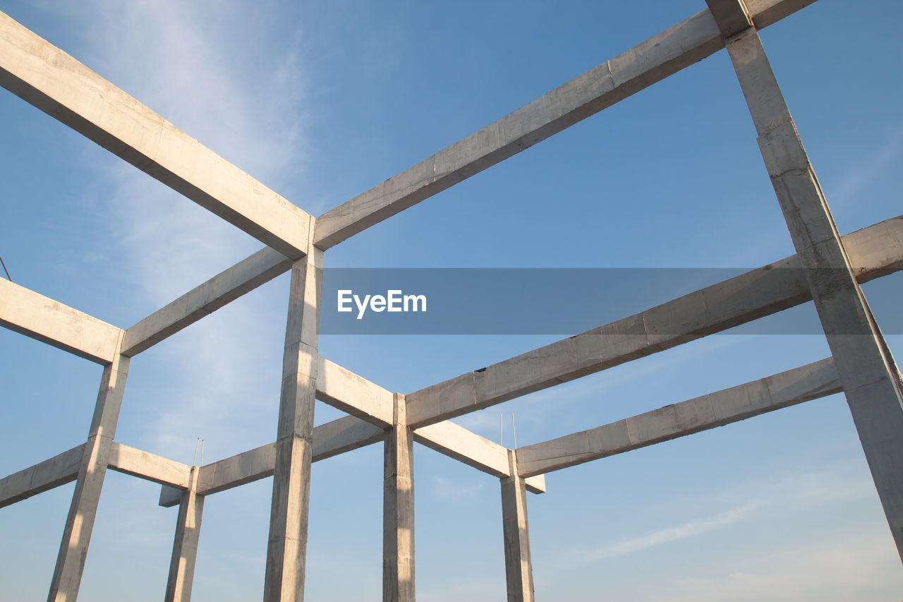 LOW ANGLE VIEW OF BRIDGE AGAINST CLEAR SKY